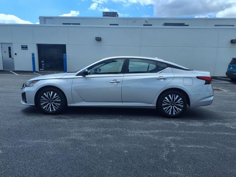 Used 2024 Nissan Altima 2.5 SV FWD image 8