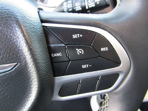 Used 2022 Chrysler Voyager LX FWD image 9
