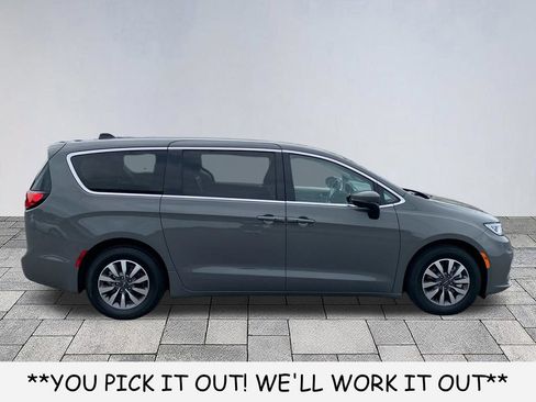Used 2023 Chrysler Pacifica Touring-L FWD image 8