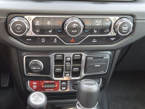Used 2024 Jeep Gladiator Rubicon w/ Convenience Group AWD/4WD image 22