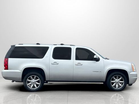 Used 2010 GMC Yukon XL SLT w/ SLT-2 Equipment Package image 3