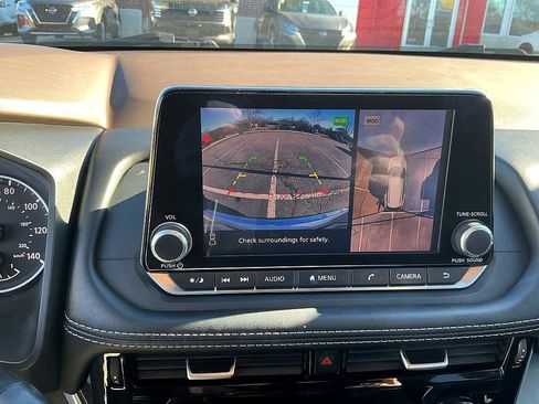 Used 2021 Nissan Rogue SV w/ Premium Package image 17