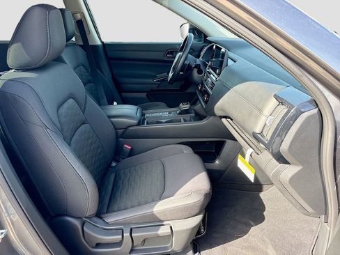 Used 2025 Nissan Pathfinder S image 28