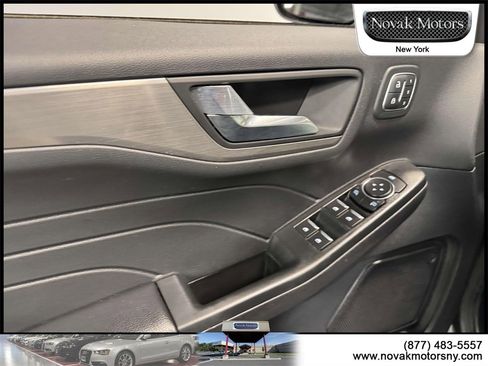 Used 2022 Ford Escape Titanium image 13