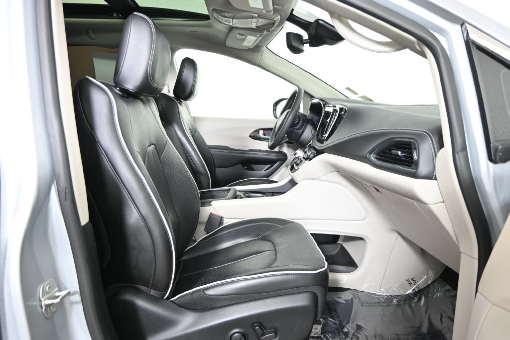Used 2023 Chrysler Pacifica Limited FWD image 13