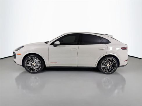 Certified 2022 Porsche Cayenne Platinum Edition image 2