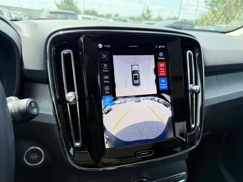 Certified 2025 Volvo XC40 B5 Plus AWD/4WD image 15