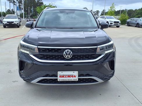 Used 2022 Volkswagen Taos SE FWD image 2