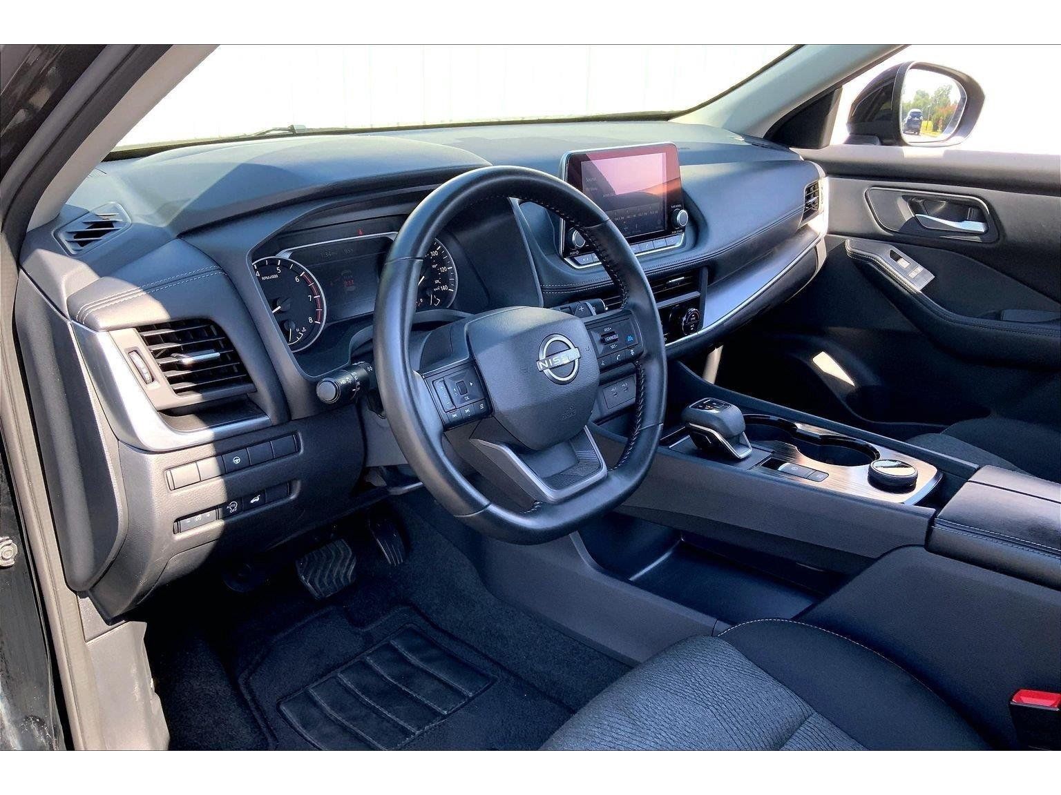 Used 2025 Nissan Rogue SV AWD/4WD image 13