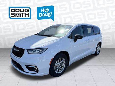 Used 2024 Chrysler Pacifica Touring-L FWD image 1