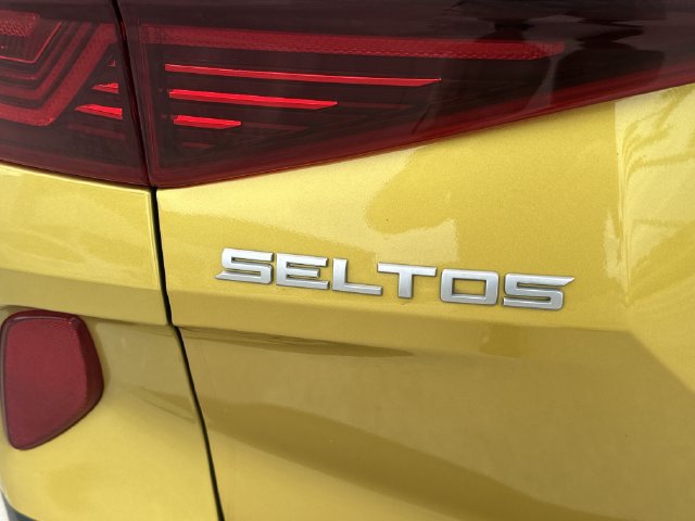Certified 2023 Kia Seltos SX w/ SX Sunroof Package AWD/4WD image 9