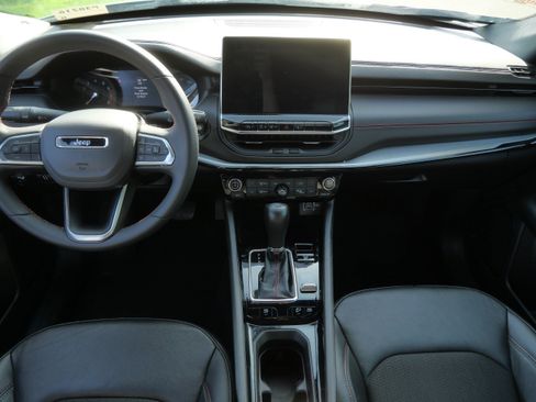 Used 2025 Jeep Compass Trailhawk AWD/4WD image 10