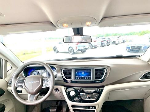 Used 2020 Chrysler Voyager L FWD image 16