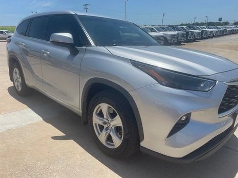 Used 2022 Toyota Highlander LE AWD/4WD image 5