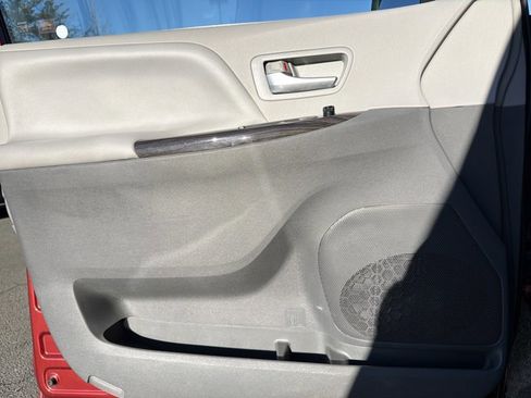 Used 2018 Toyota Sienna XLE image 10