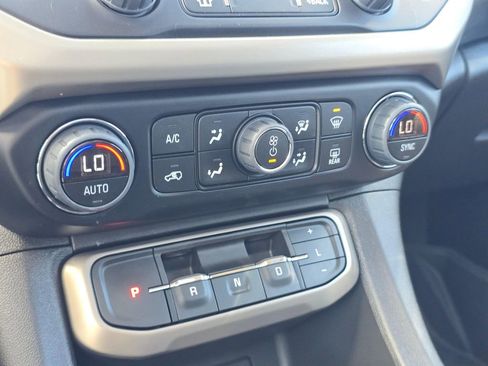 Used 2023 GMC Acadia Denali w/ Denali Ultimate Package AWD/4WD image 28