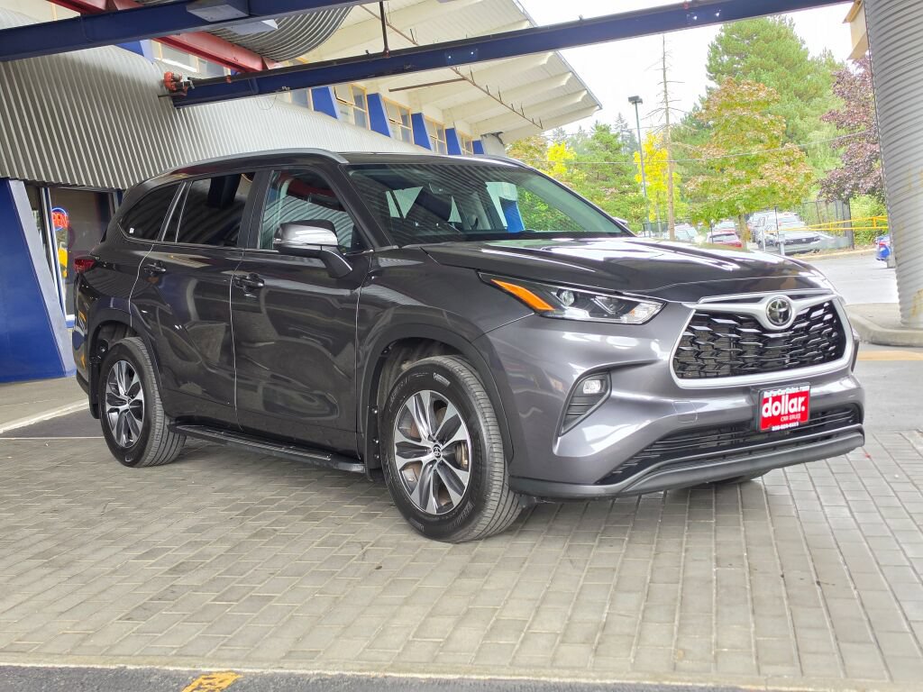 Used 2023 Toyota Highlander XLE AWD/4WD image 3