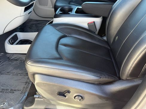 Used 2024 Chrysler Pacifica Select image 15