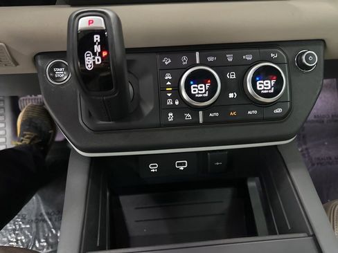 Used 2022 Land Rover Defender 110 SE image 17