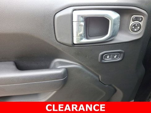 Used 2025 Jeep Wrangler Rubicon image 12