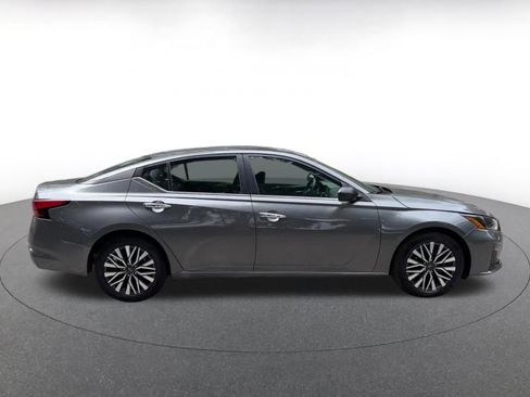 Used 2025 Nissan Altima 2.5 SV FWD image 16