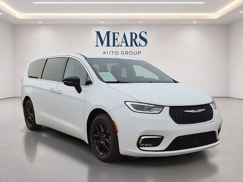 Used 2024 Chrysler Pacifica Touring-L FWD image 7