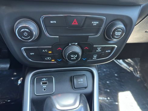 Used 2020 Jeep Compass Latitude FWD image 21