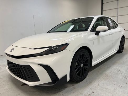 Used 2025 Toyota Camry SE FWD image 12