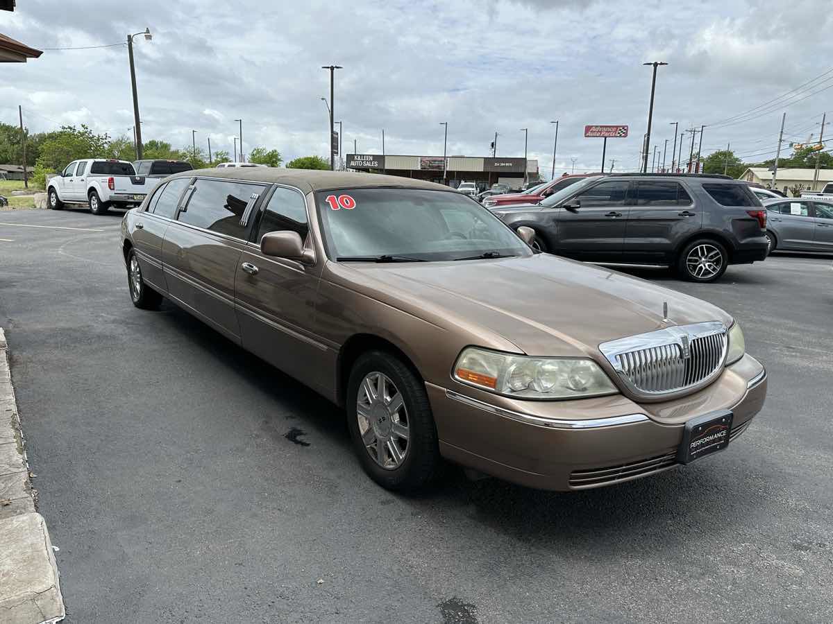 Used 2010 Lincoln Town Car Executive RWD image 4