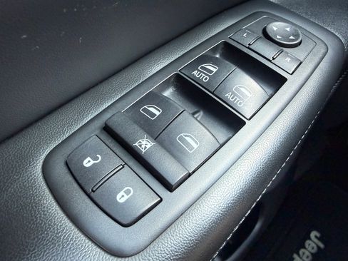 Used 2014 Jeep Grand Cherokee Laredo w/ Security & Convenience Group AWD/4WD image 29