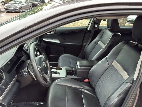 Used 2014 Toyota Camry SE w/ Moonroof Package FWD image 12