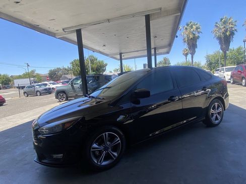 Used 2018 Ford Focus SE w/ SE Appearance Package FWD image 33
