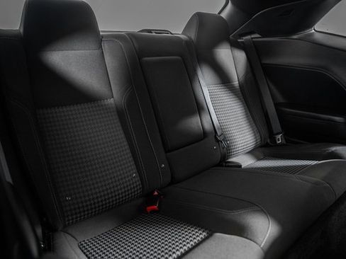 Used 2015 Dodge Challenger SXT image 32