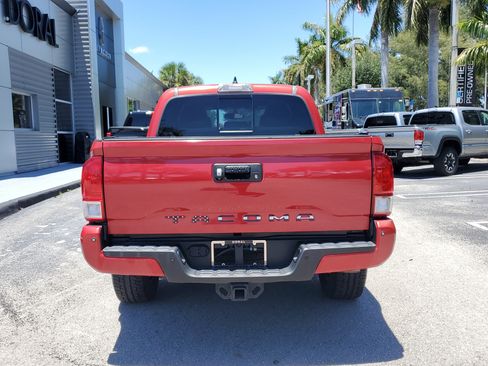 Used 2017 Toyota Tacoma TRD Sport image 5