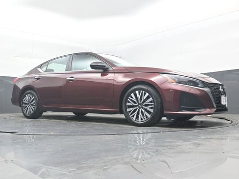 Used 2025 Nissan Altima 2.5 SV FWD image 20