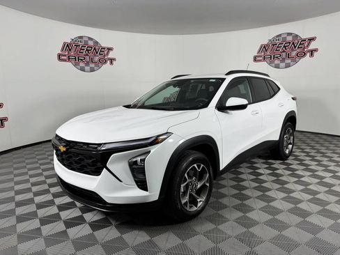 Used 2026 Chevrolet Trax LT FWD image 3