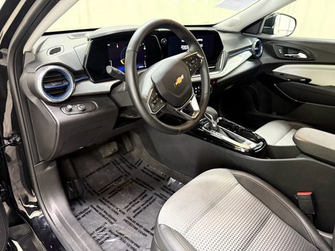 Certified 2025 Chevrolet Trax LT w/ LT Convenience Package FWD image 30