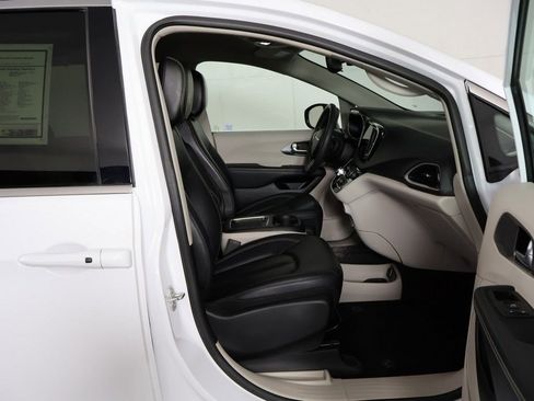 Used 2024 Chrysler Pacifica Touring-L FWD image 30