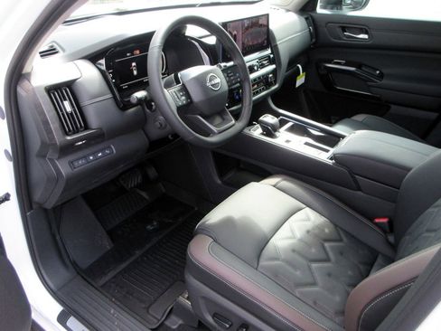 New 2026 Nissan Pathfinder Platinum image 14