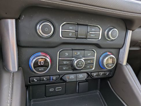 Used 2023 GMC Yukon XL SLT w/ SLT Premium Package image 18