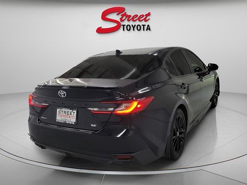 Used 2025 Toyota Camry SE w/ Convenience Package FWD image 4