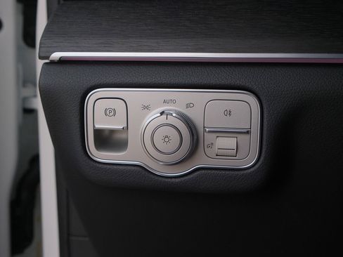 Used 2025 Mercedes-Benz GLE 450e 4MATIC image 13