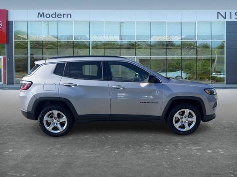 Used 2024 Jeep Compass Latitude AWD/4WD image 4