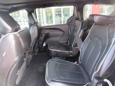 Used 2025 Chrysler Pacifica Limited FWD image 13