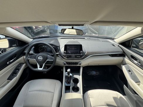 Used 2025 Nissan Altima 2.5 SV image 34