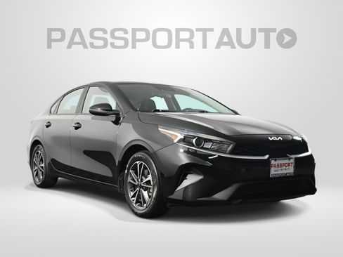 Used 2022 Kia Forte LXS w/ LXS Technology Package image 3