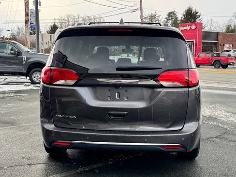 Used 2019 Chrysler Pacifica Touring-L image 5