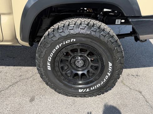 Used 2020 Toyota Tacoma TRD Off-Road w/ Technology Package AWD/4WD image 42