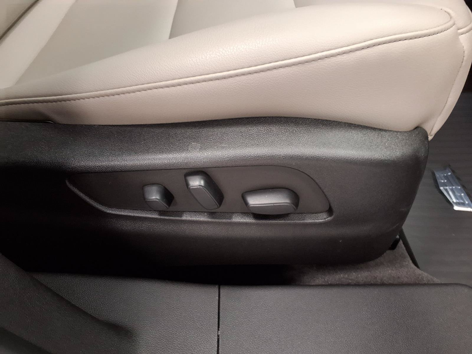 Used 2023 Cadillac XT4 Luxury w/ Cold Weather Package AWD/4WD image 11