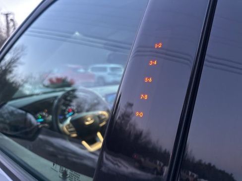 Used 2023 Ford Explorer Limited image 35